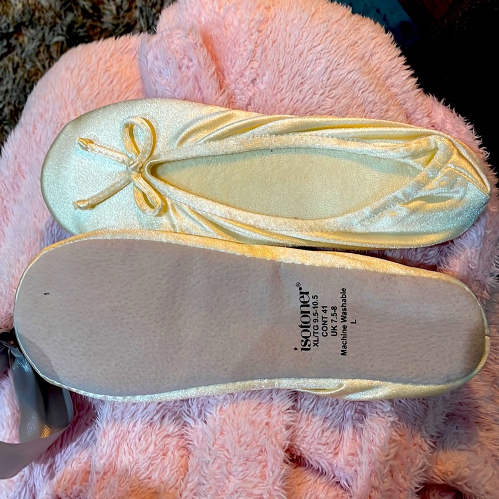 Brand new never worn isotoner slippers size XL 9.5-10.5